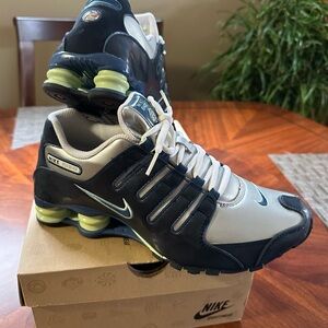 👟EUC VINTAGE Women Nike Shox NZSL 366571-041 Size 9.5 Metallic Silver Blue White